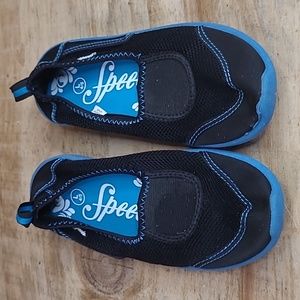 Youth Size L 4/5 Speedo Water Shoes